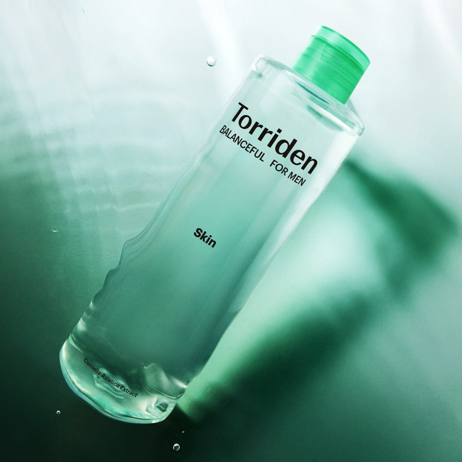 TORRIDEN Balanced For Men Cica Clearing Skin 300ml, bouteille pour homme, marque TorriDen, visuel en flacon vert, fond aquatique.