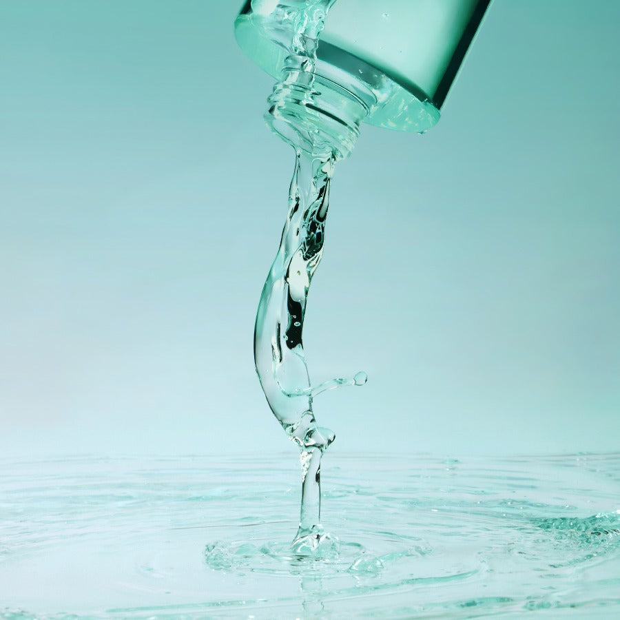TORRIDEN Balanced For Men Cica Clearing Skin 300ml : flacon de soin, eau claire en arrière-plan, visuel apaisant.