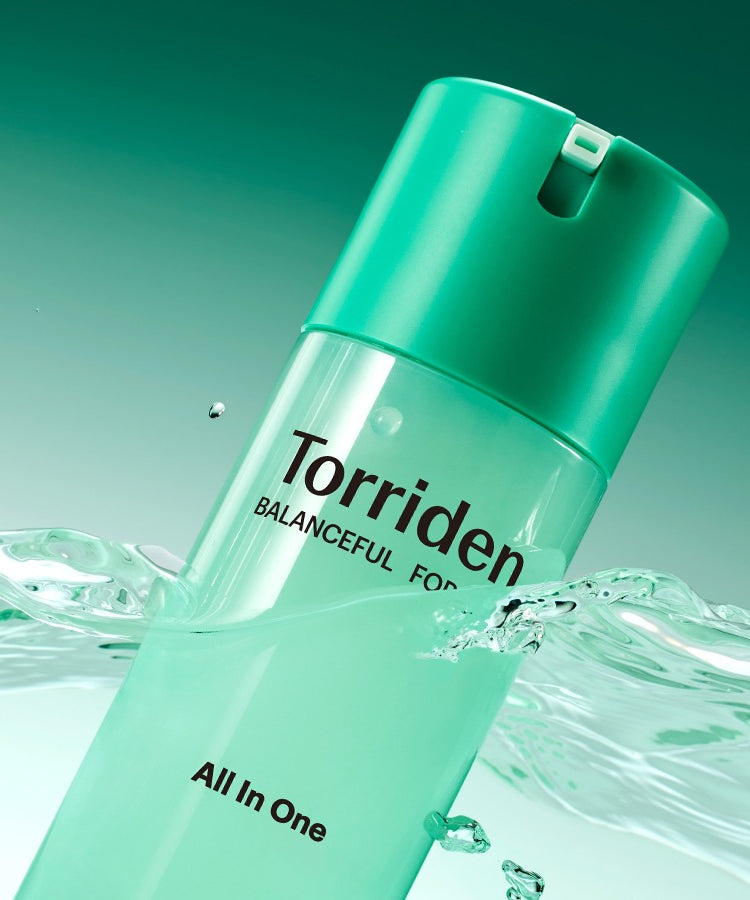 TORRIDEN Balanced For Men Cica Fresh All-in-One 200g, flacon vert sur fond aqua avec éclaboussures, style beauté homme.