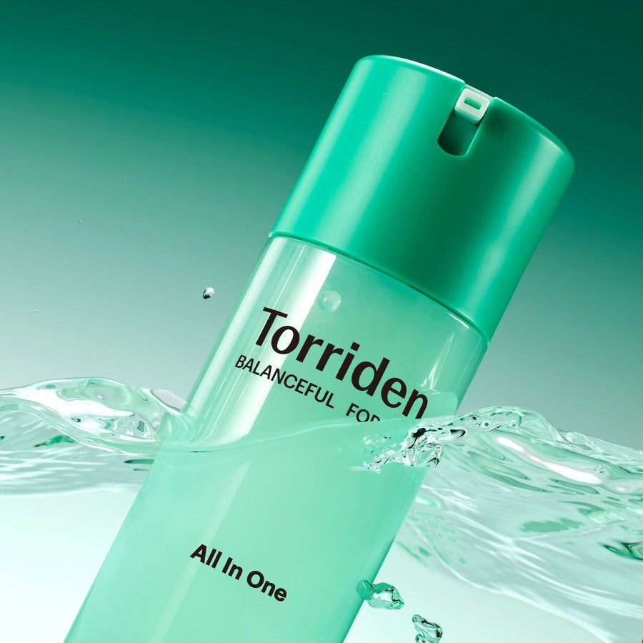 TORRIDEN Balanced For Men Cica Fresh All-in-One 200g, flacon vert sur fond aqua avec éclaboussures, style beauté homme.