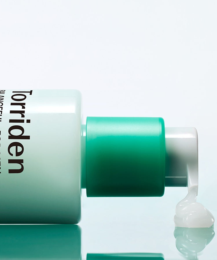 TORRIDEN Balanced For Men Cica Oil-Free Lotion 200ml, flacon vert et texture sur fond clair, vue produit.