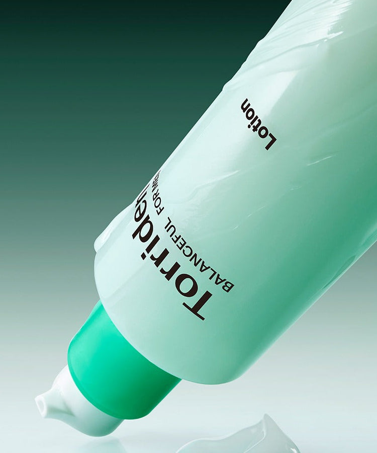 TORRIDEN Balanced For Men Cica Oil-Free Lotion 200ml : tube vert sur fond dégradé, éclairage studio, aspect lotion