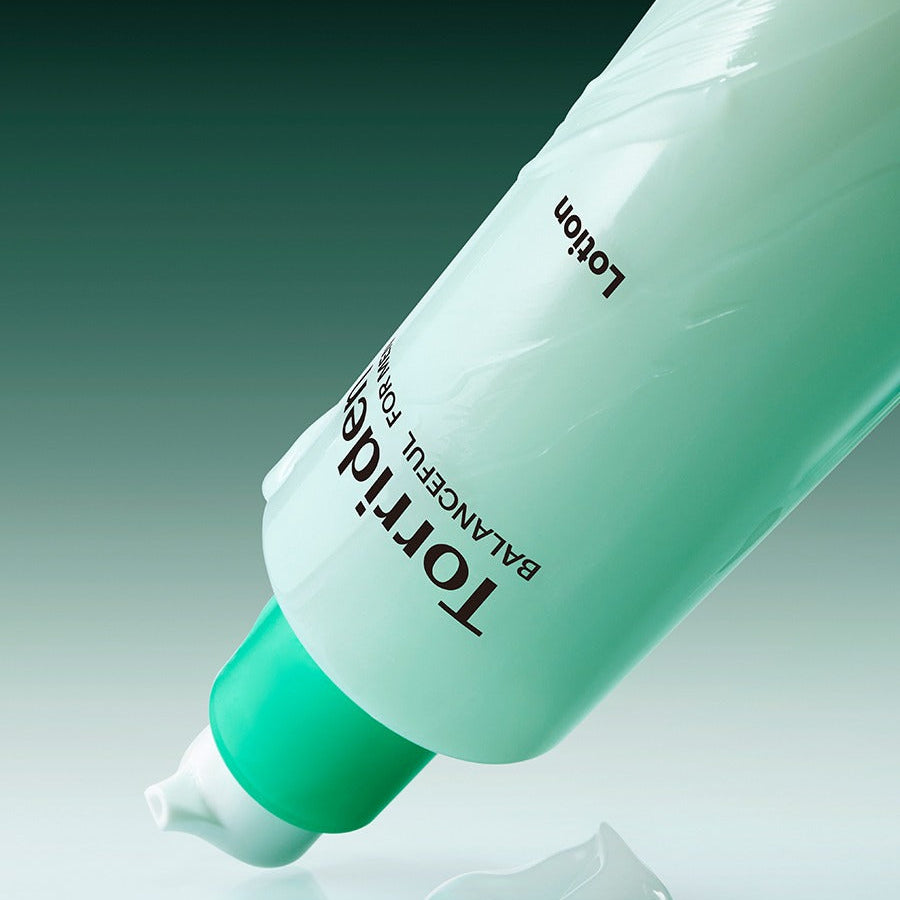 TORRIDEN Balanced For Men Cica Oil-Free Lotion 200ml : tube vert sur fond dégradé, éclairage studio, aspect lotion