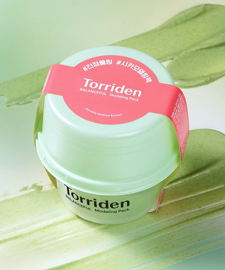 TORRIDEN Balanceful Cica Modeling Pack 30g, pot crème vert sur feuilles, marque Torriden, contexte skincare.