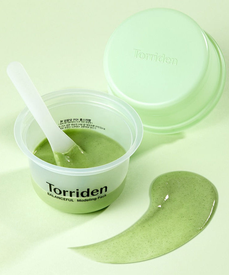 Décrivez l'image en français : TORRIDEN Balanceful Cica Modeling Pack 30g, pot et crème verte, fond vert apaisant.