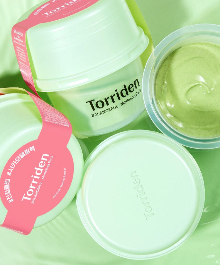 Décris l’image en français: TORRIDEN Balanceful Cica Modeling Pack 30g de la marque Torriden sur fond vert, pots ouverts.