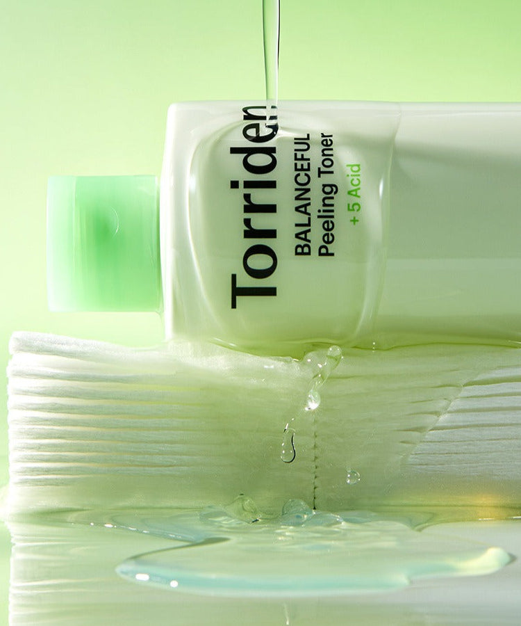 Décris l'image en français : TORRIDEN Balanceful Peeling Toner 250ml de la marque TORRIDEN, flacon vert, effet peeling.