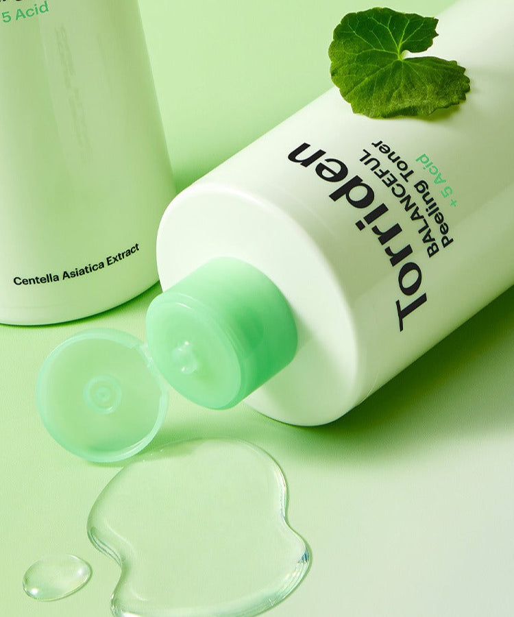 TORRIDEN Balanceful Peeling Toner 250ml, bouteille sur fond vert avec gel translucide et feuille de plante, contexte skincare