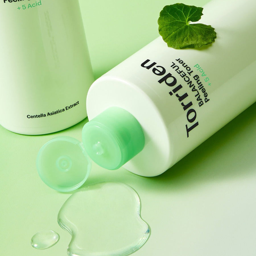 TORRIDEN Balanceful Peeling Toner 250ml, bouteille sur fond vert avec gel translucide et feuille de plante, contexte skincare