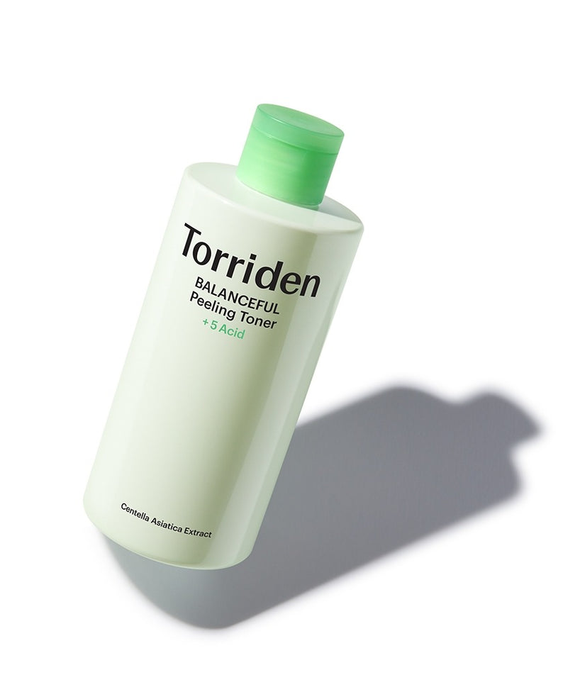 TORRIDEN Balanceful Peeling Toner 250ml, flacon vert et blanc sur fond clair, marque Torriden, contexte cosmétique.