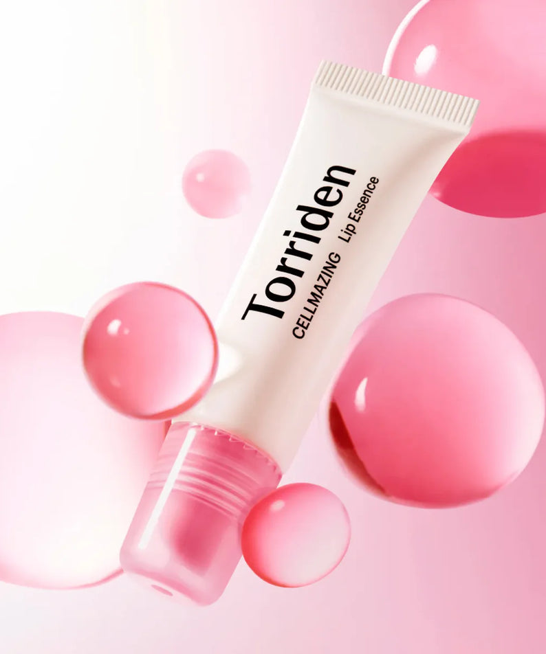 Décris l'image en français: TORRIDEN Cellmazing Low Molecular Collagen Volume Lip Essence 11ml, tube Torriden sur fond rose, bulles.