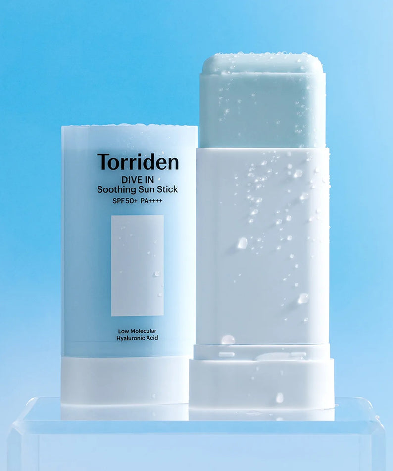 TORRIDEN Dive In Soothing Sun Stick SPF50+PA++++ 19g, marque Torriden, stick solaire apaisant sur fond bleu.