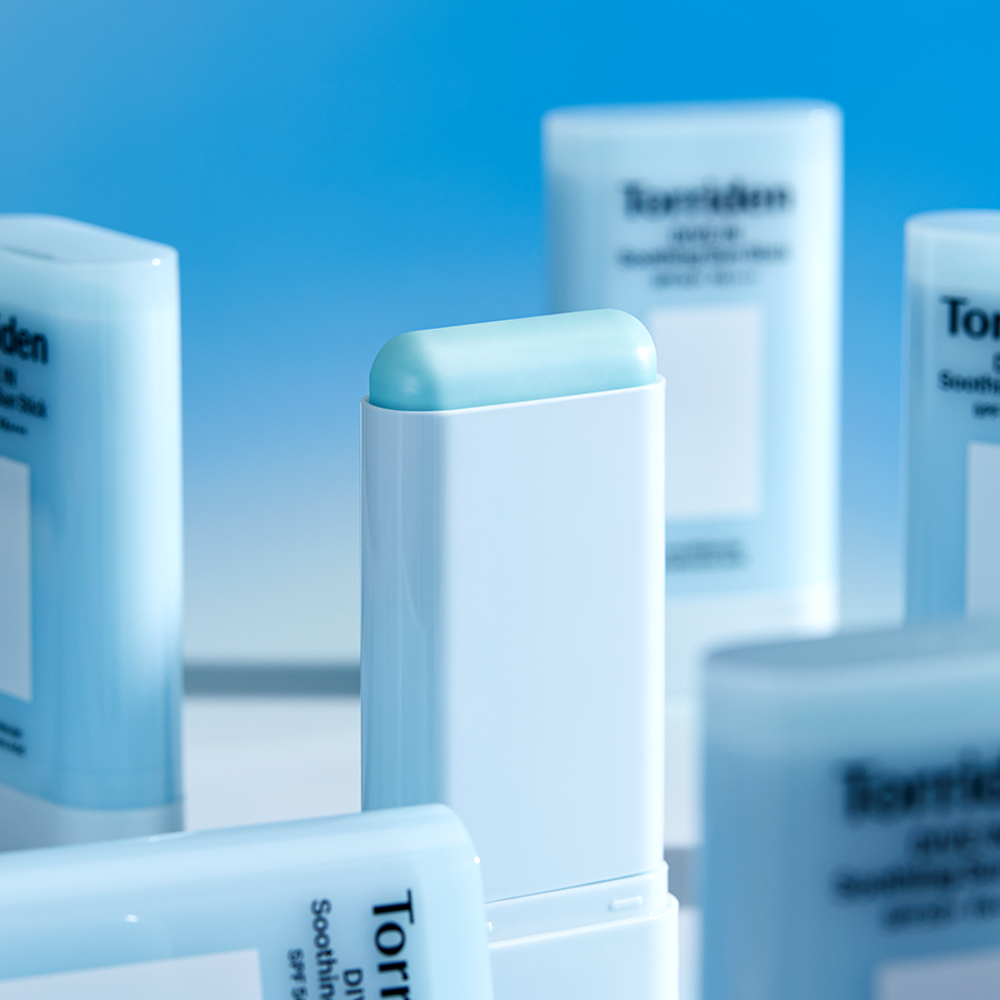 TORRIDEN Dive In Soothing Sun Stick SPF50+PA++++ 19g, tube bleu sur fond bleu, marque TORRIDEN en contexte cosmétique.