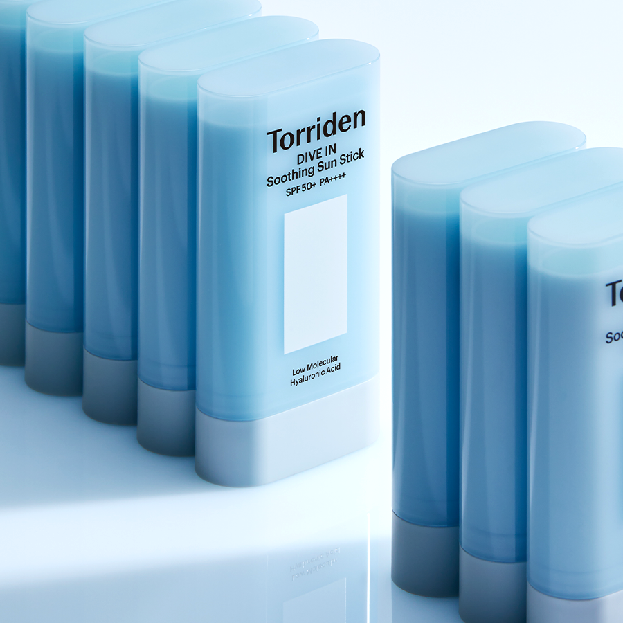 TORRIDEN Dive In Soothing Sun Stick SPF50+PA++++ 19g, tubes solaires bleus sur fond lumineux, marque Torriden