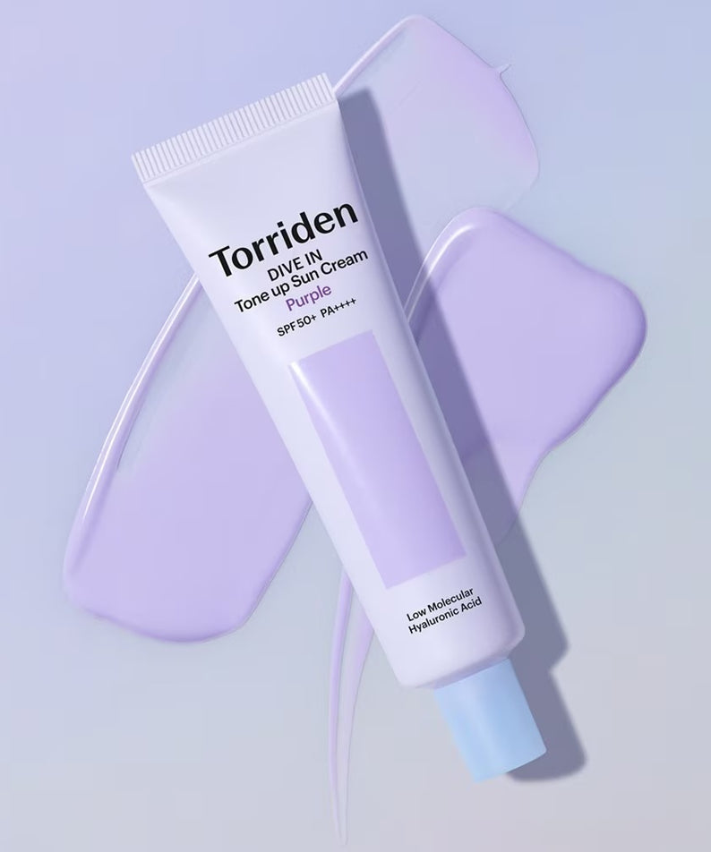 TORRIDEN Dive In Tone Up Sun Cream Purple 50+PA++++ 60ml, tube violet TorriDen sur fond bleu clair, crème solaire tonifiante