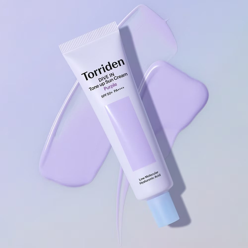 TORRIDEN Dive In Tone Up Sun Cream Purple 50+PA++++ 60ml, tube violet TorriDen sur fond bleu clair, crème solaire tonifiante