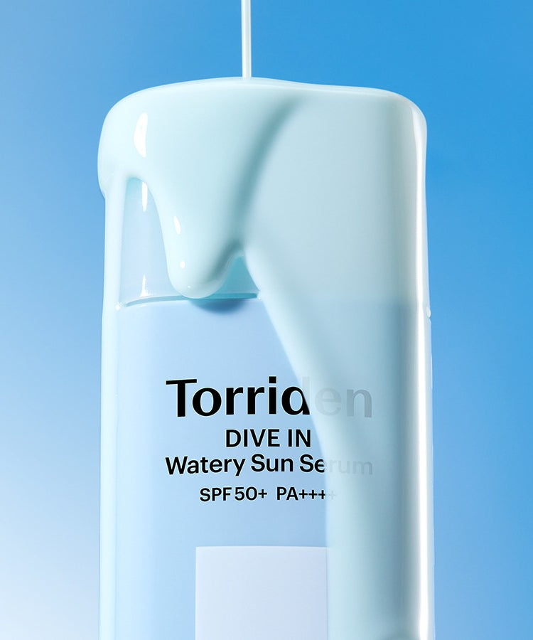 TORRIDEN Dive In Watery Sun Serum SPF50+PA++++ 50ml de la marque Torriden, flacon devant un fond bleu, ambiance soleil