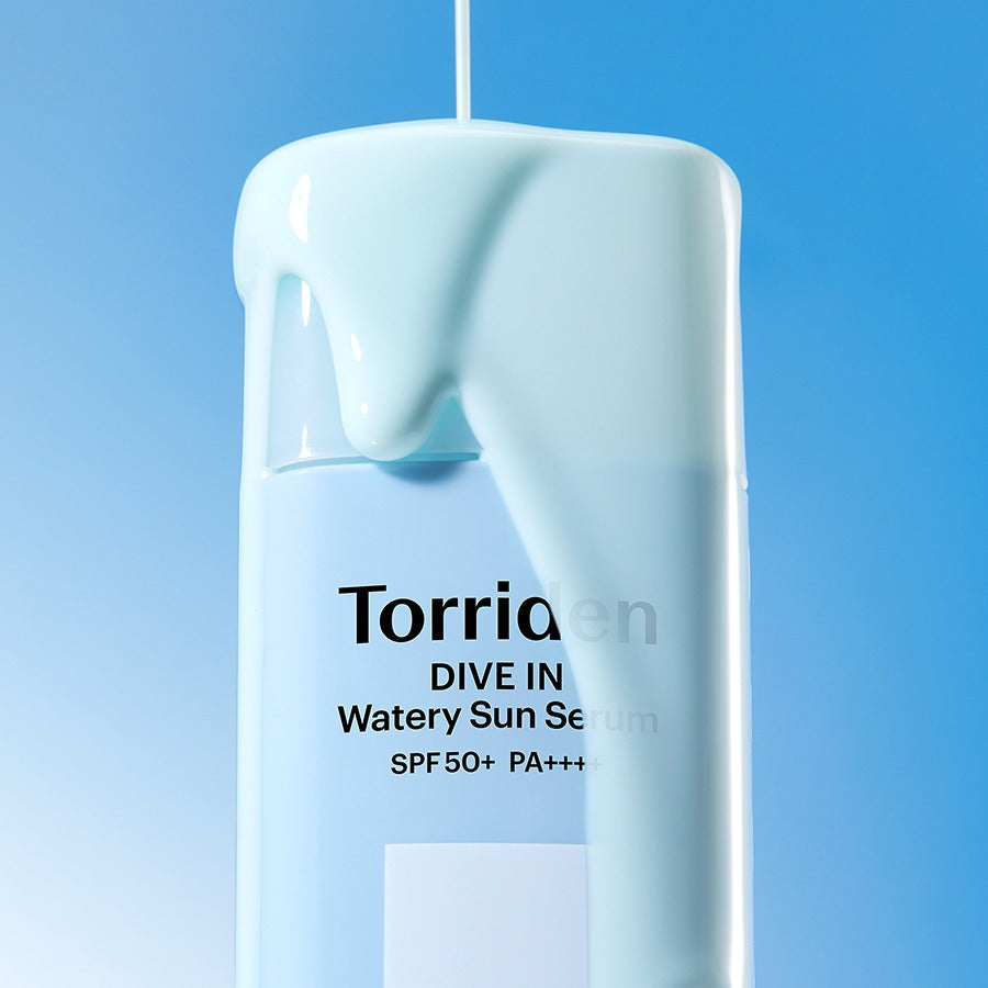 TORRIDEN Dive In Watery Sun Serum SPF50+PA++++ 50ml de la marque Torriden, flacon devant un fond bleu, ambiance soleil