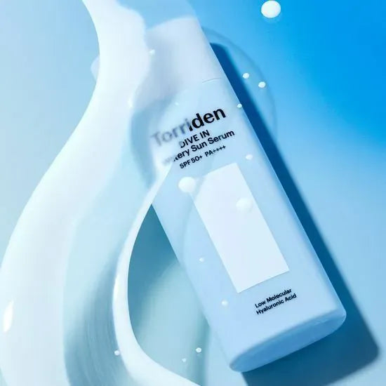 TORRIDEN Dive In Watery Sun Serum SPF50+PA++++ 50ml sur fond bleu aquatique, bouteille et texture hydratante