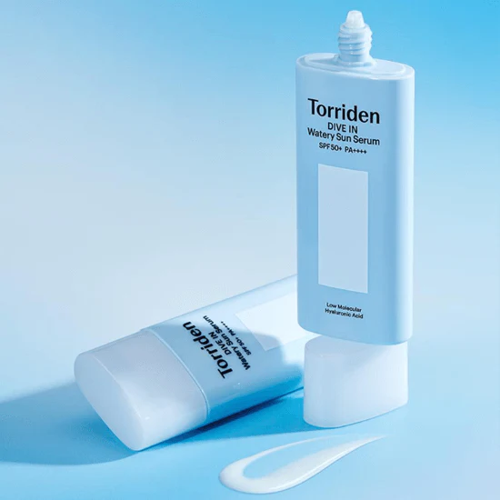 TORRIDEN Dive In Watery Sun Serum SPF50+PA++++ 50ml, marque Torriden, flacon bleu sur fond aquatique en studio