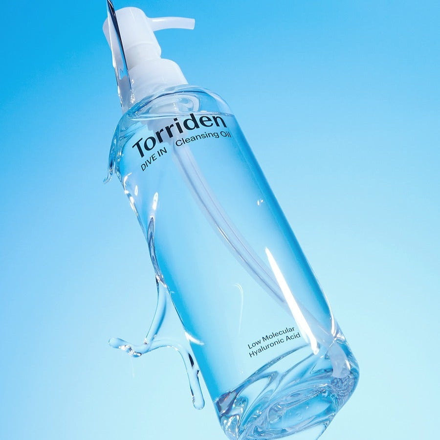 Décris l'image en français en mentionnant le produit, la marque et le contexte visuel. TORRIDEN Dive in Low Molecular Hyaluronic Acid Cleansing Oil 200ml