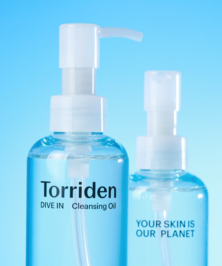 Décris l'image en français en mentionnant le produit, la marque et le contexte visuel. TORRIDEN Dive in Low Molecular Hyaluronic Acid Cleansing Oil 200ml, flacons bleus