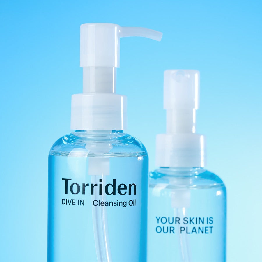 Décris l'image en français en mentionnant le produit, la marque et le contexte visuel. TORRIDEN Dive in Low Molecular Hyaluronic Acid Cleansing Oil 200ml, flacons bleus