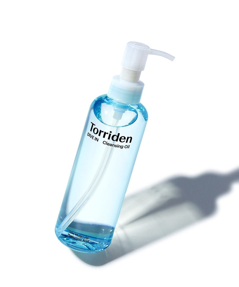 Décris l'image en français en mentionnant le produit, la marque et le contexte visuel. TORRIDEN Dive in Low Molecular Hyaluronic Acid Cleansing Oil 200ml, flacon bleu sur fond clair.