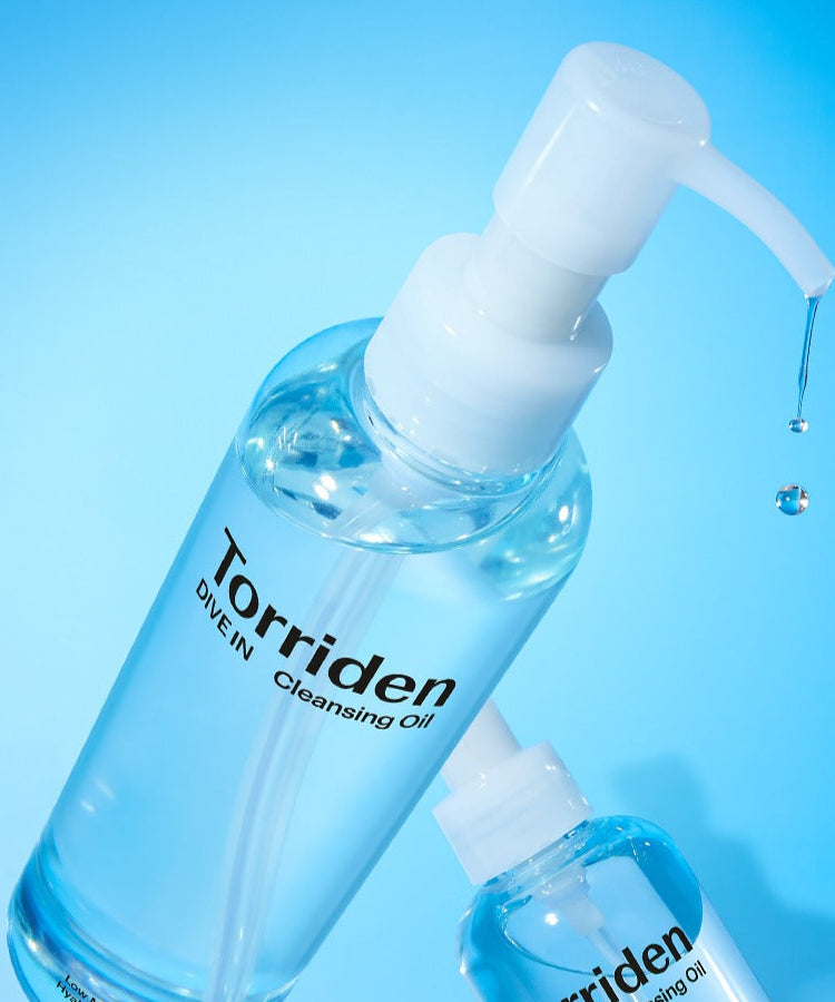 Décris l'image en français : TORRIDEN Dive in Low Molecular Hyaluronic Acid Cleansing Oil 200ml, flacon bleu sur fond clair.