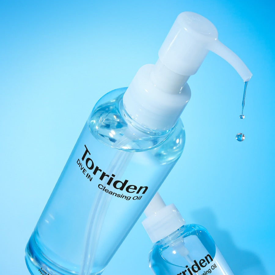 Décris l'image en français : TORRIDEN Dive in Low Molecular Hyaluronic Acid Cleansing Oil 200ml, flacon bleu sur fond clair.