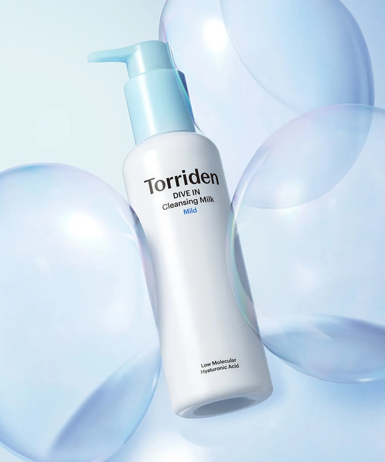 TORRIDEN Divein Low Molecular Hyaluronic Acid Cleansing Milk 200ml, flacon bleu sur fond aquatique avec bulles, contexte visuel beauté.