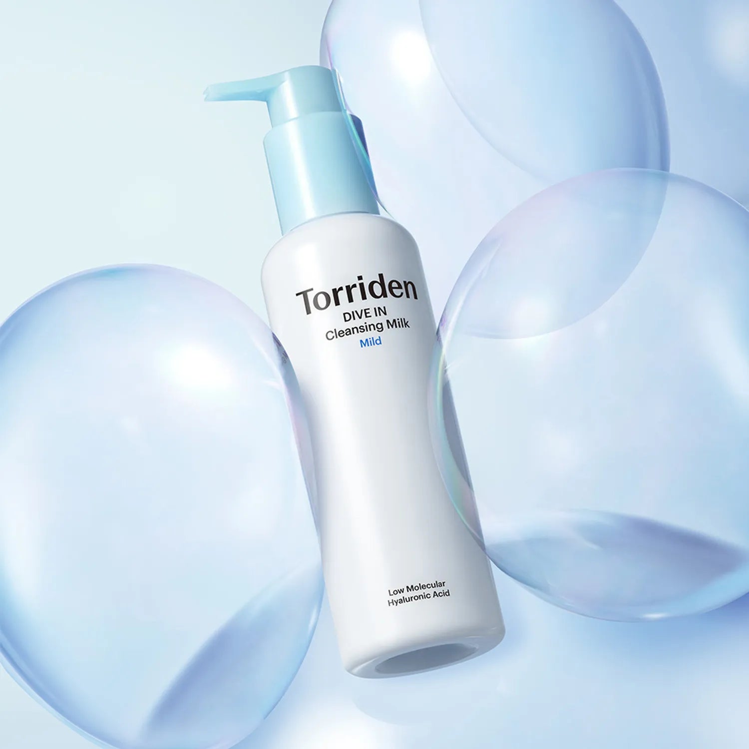TORRIDEN Divein Low Molecular Hyaluronic Acid Cleansing Milk 200ml, flacon bleu sur fond aquatique avec bulles, contexte visuel beauté.