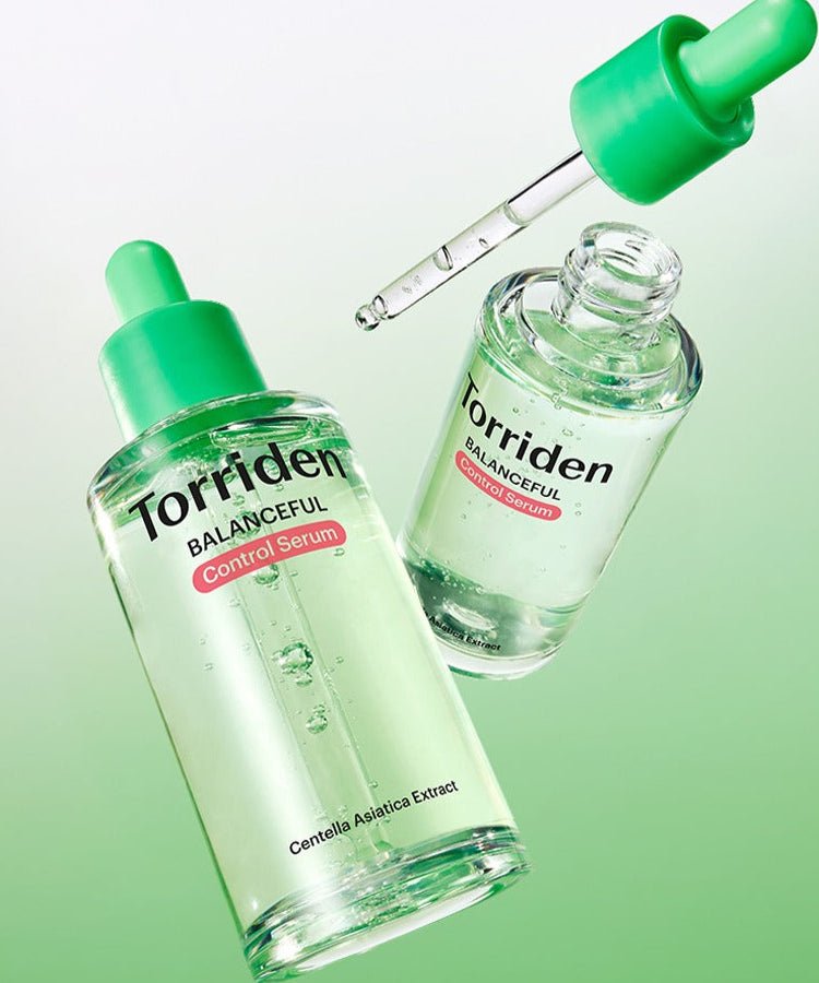 Flacon de TORRIDEN Balanced Cica Control Serum 50ml sur fond vert, idéal pour apaiser et réparer la peau sensible.