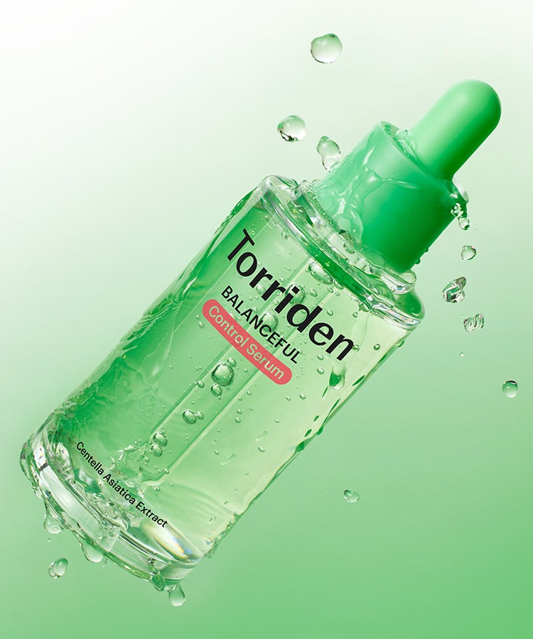 TORRIDEN Balanced Cica Control Serum 50ml flacon avec fond vert et gouttes d'eau apaisantes.