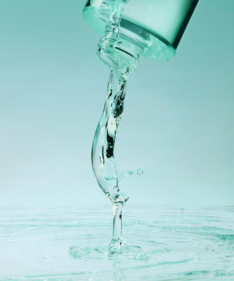 TORRIDEN Balanced For Men Cica Clearing Skin 300ml, liquide transparent qui coule d'une bouteille, produit pour les soins de la peau.