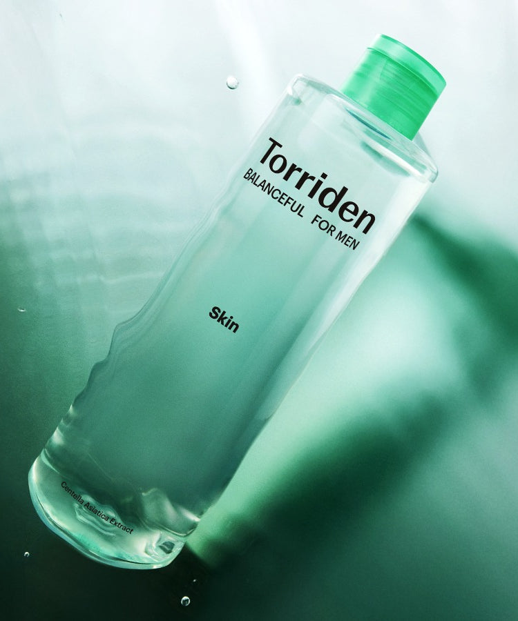 Bouteille de TORRIDEN Balanced For Men Cica Clearing Skin 300ml sur fond vert.