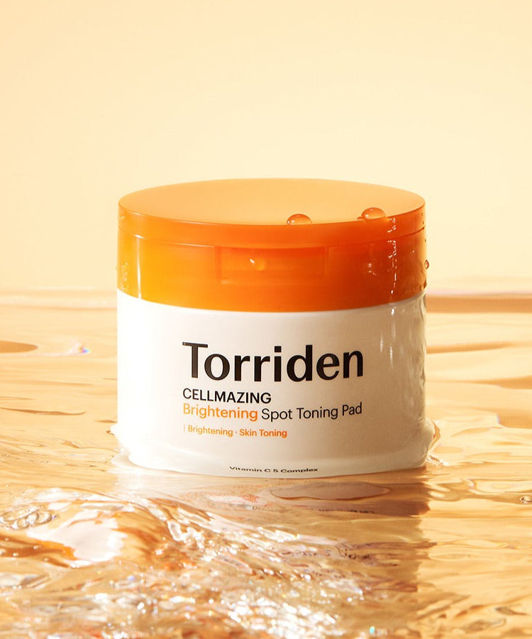TORRIDEN Cellmizing Vita C brightening Trace Toning Pads 70 sheets sur une surface d'eau scintillante, produit de soin de la peau