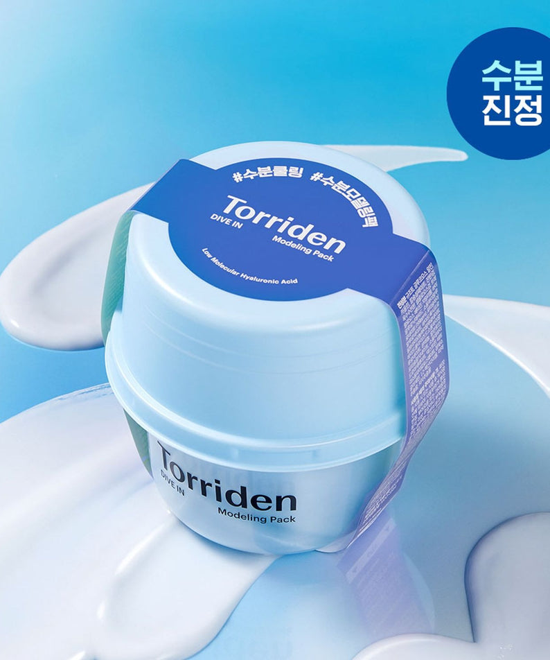 TORRIDEN Dive In Low Molecular Hyaluronic Acid Modeling Pack sur fond bleu, produit cosmétique hydratant et apaisant.