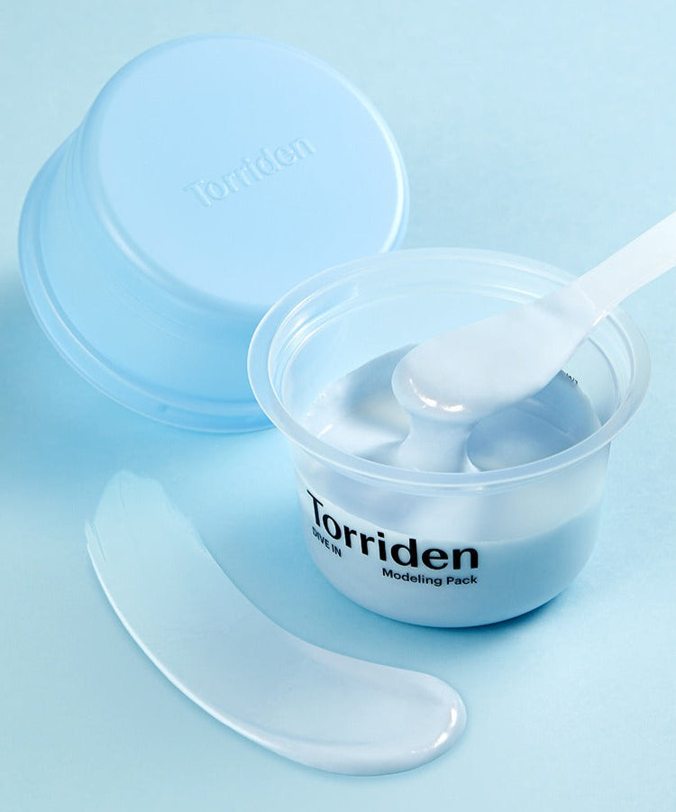 TORRIDEN Dive In Low Molecular Hyaluronic Acid Modeling Pack prêt à l'emploi sur fond bleu, pack gelifiant pour soin hydratant efficace.