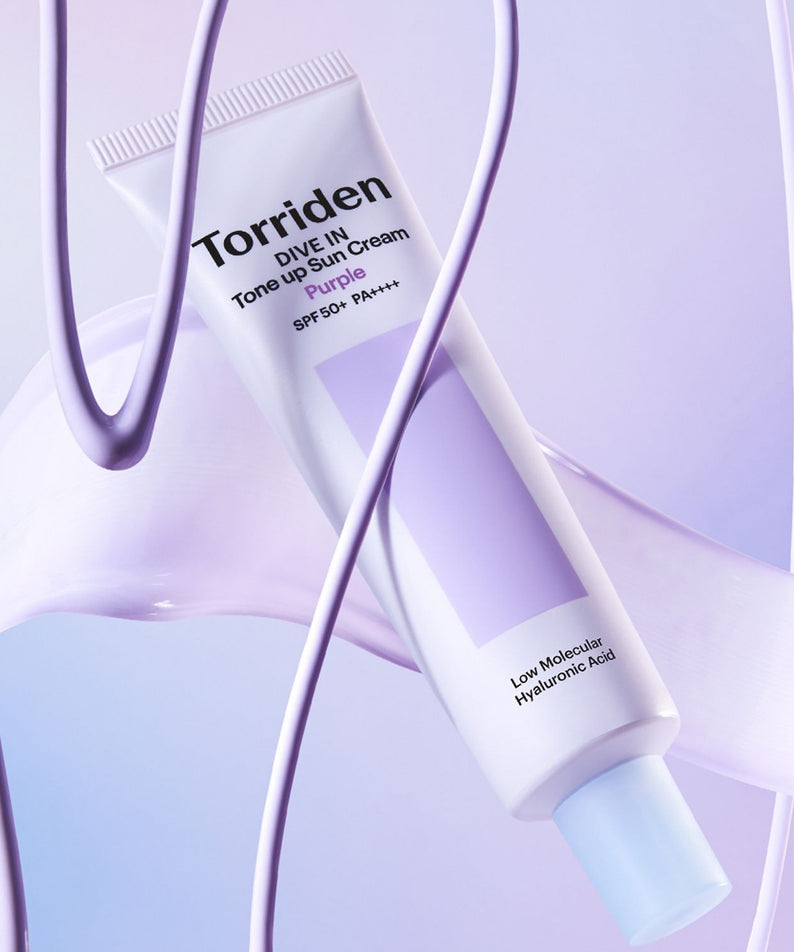Crème solaire TORRIDEN Dive In Tone Up Sun Cream Purple 50+PA++++ 60ml sur fond violet élégant.