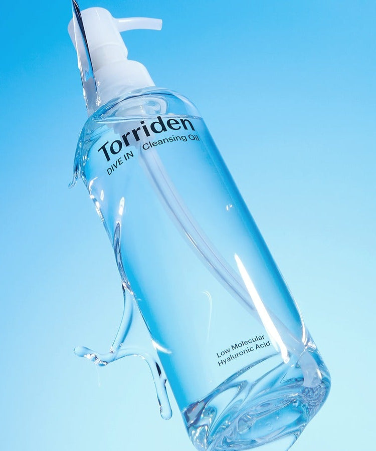 TORRIDEN Dive in Low Molecular Hyaluronic Acid Cleansing Oil 200ml sur fond bleu saisissant.