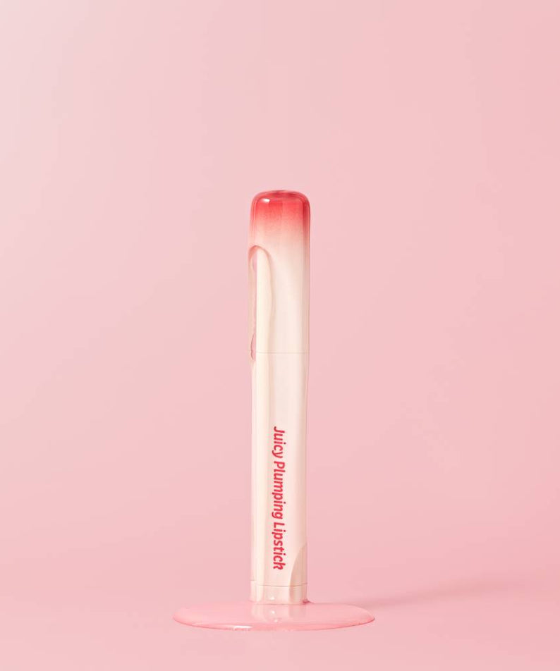 Rouge à lèvres TOUCH IN SOL Vegan Again Juicy Plumping Lipstick sur fond rose, idéal pour un look pulpeux et éclatant.