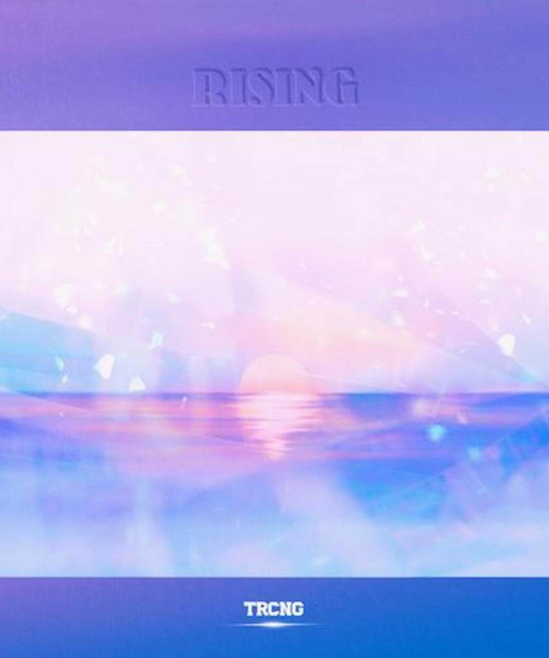 TRCNG - 2nd Album [RISING] - Album Kpop : pochette violette et bleue “RISING”, design brumeux, image marque TRCNG.