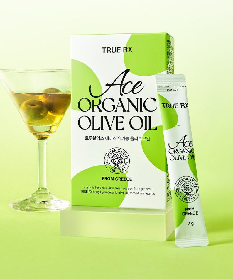 TRUE RX Ace Organic Live Oil de TRUE RX, huile d’olive en flacon et boîte, fond vert, contexte visuel studio.