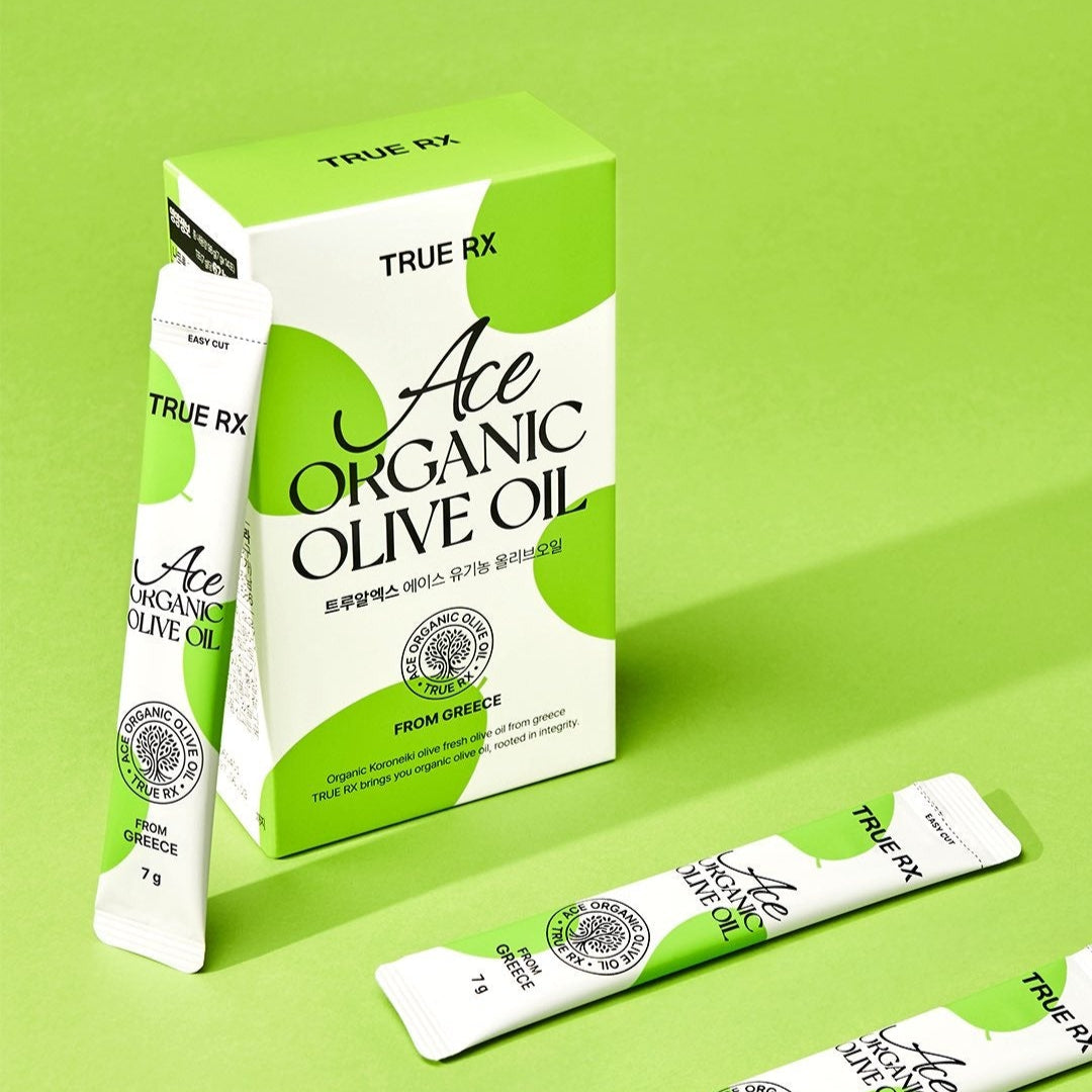 TRUE RX Ace Organic Live Oil de la marque TRUE RX, packaging vert sur fond vert, sachets et boîte visibles