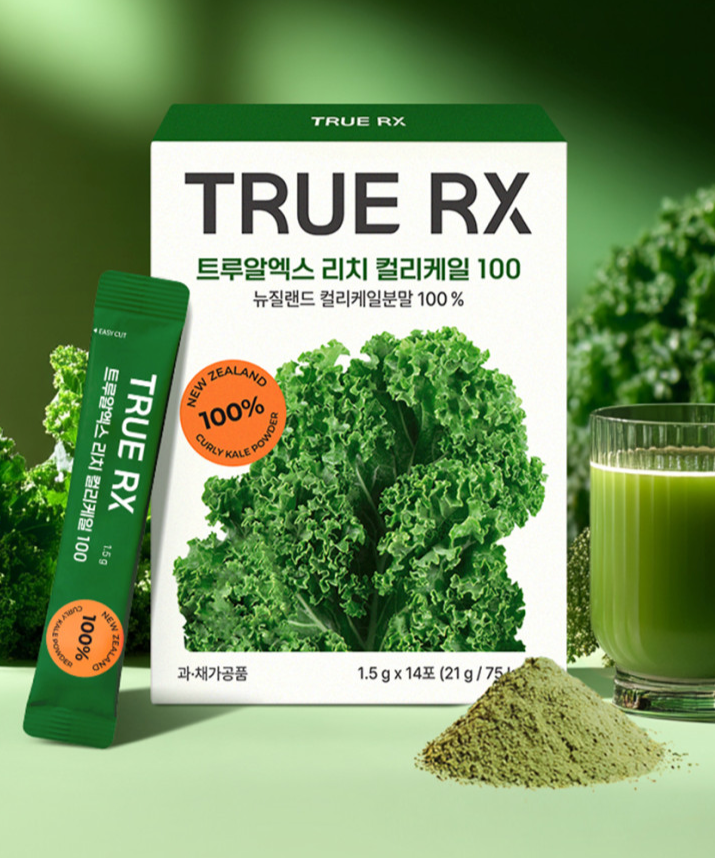 TRUE RX Rich Curly Kale Powder 100% de la marque TRUE RX, pack et poudre de kale vert sur fond vert.