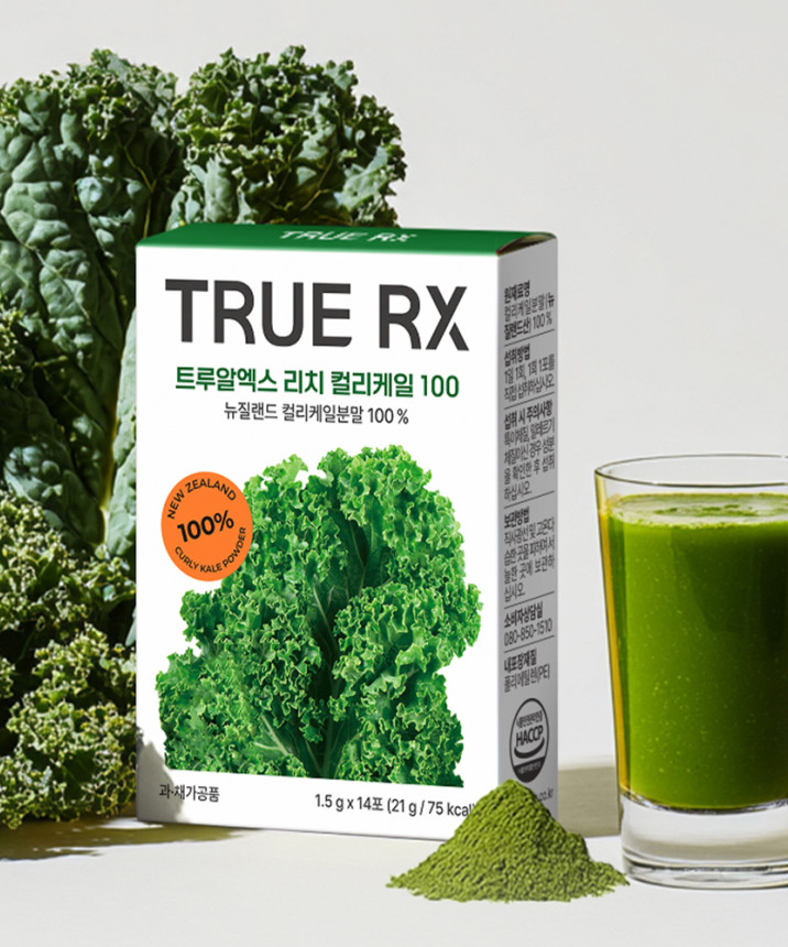 TRUE RX Rich Curly Kale Powder 100% de TRUE RX, pot de poudre et verre de jus vert, fond de feuilles de kale.