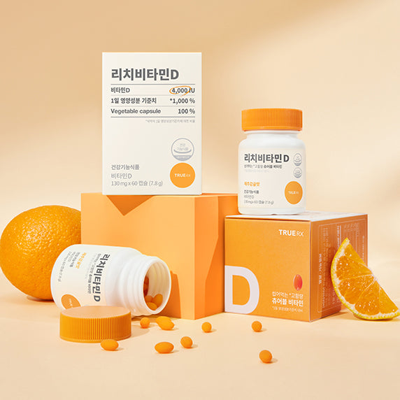 TRUE RX Rich Vitamin D de la marque TRUE RX, bouteille et gélules sur fond beige avec oranges et capsules, produit au centre