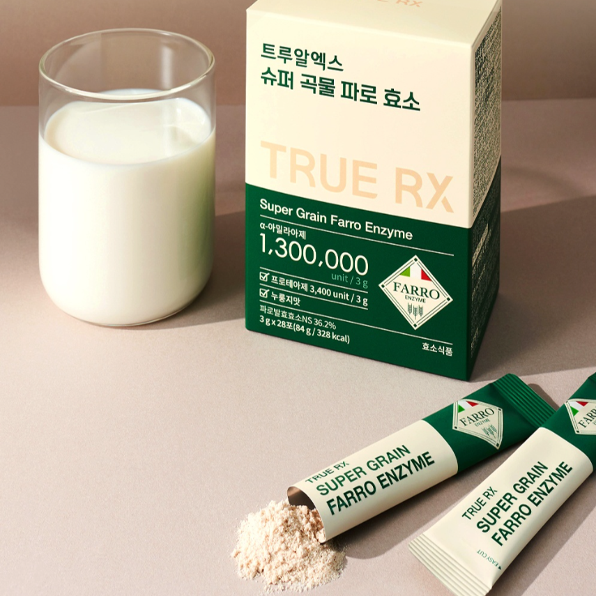 TRUE RX Super Grain Farro Enzyme 28 Packets, pack et bâtonnets à côté d’un verre de lait, marque TRUE RX, sur fond clair.