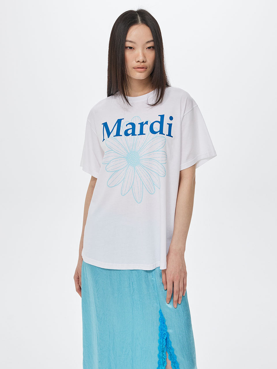 TSHIRT FLOWERMARDI DUO_WHITE BLUE Mardi Mercredi : t-shirt blanc bleu à motif floral, look chic décontracté, studio fond clair.